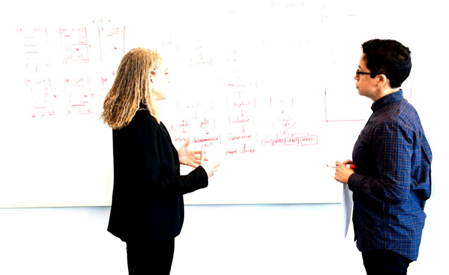 Session de formation en analyse financière avec participants concentrés sur l'étude de données